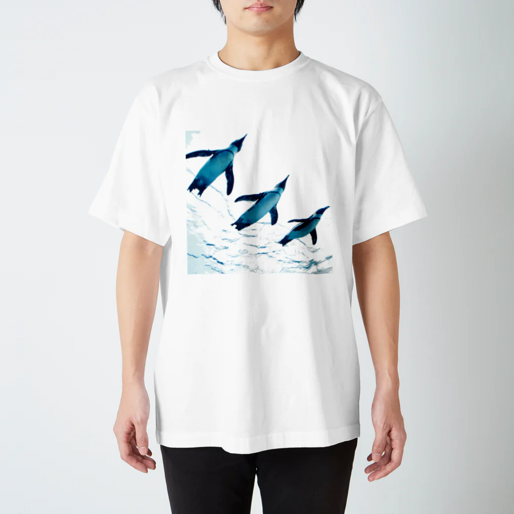 パソコン教室ビギナーの仲良しペンギン Regular Fit T-Shirt