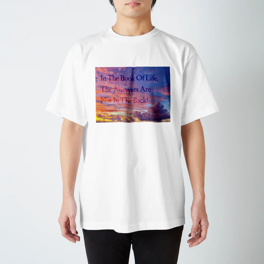 mizuphoto galleryの人生という本には、答えは後ろにはないんだよ【偉人の名言×OKINAWA】 スタンダードTシャツ