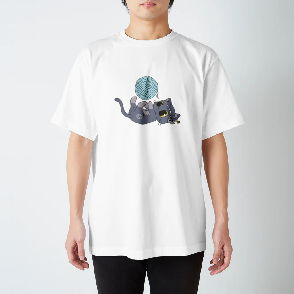 シーラカンスくんとトマ猫のお店の毛糸で遊ぶトマ猫Tシャツ スタンダードTシャツ