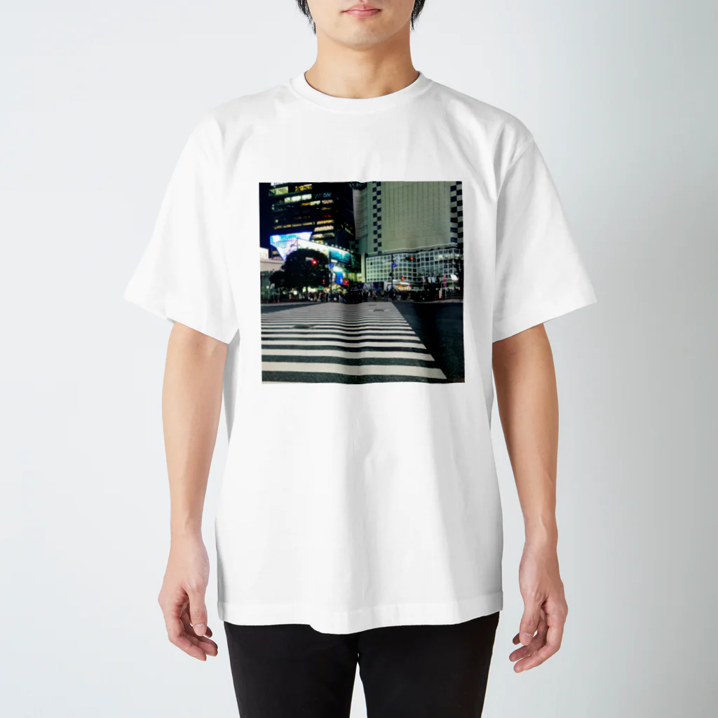 ラーメン奇行の渋谷スクランブル交差点 Regular Fit T-Shirt