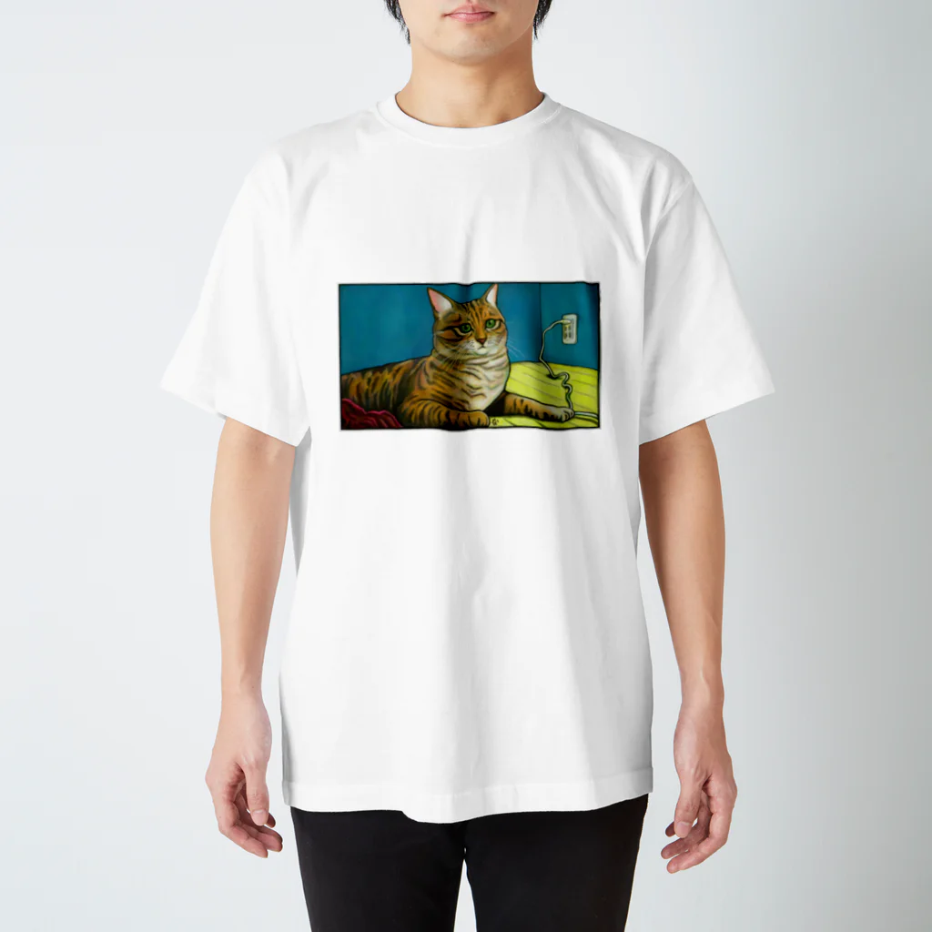 秘密基地のコードを触る猫 Regular Fit T-Shirt