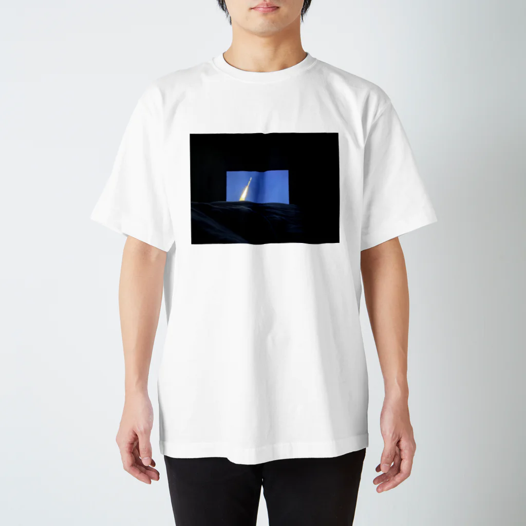 変な写真の８畳に65インチのテレビ スタンダードTシャツ