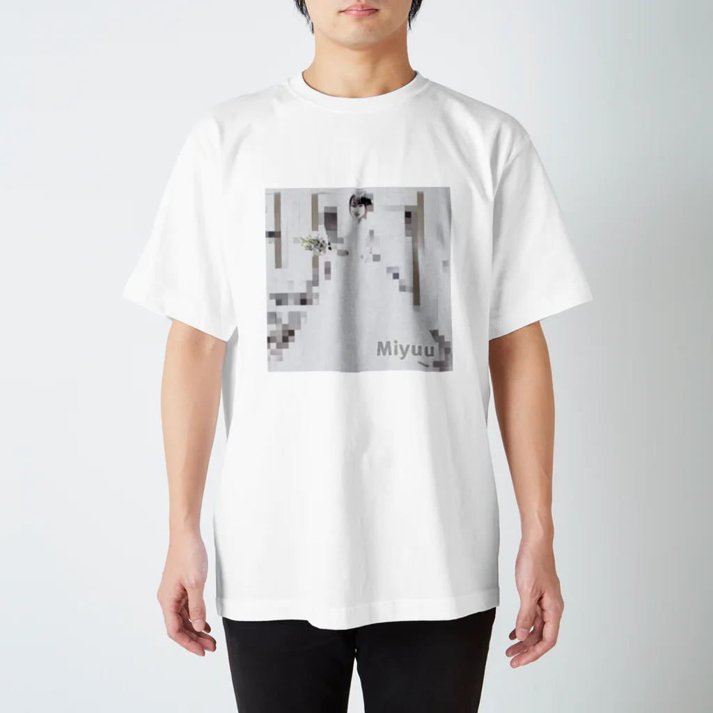 MIYUU STOREのMIYUU wedding dress ver. Regular Fit T-Shirt