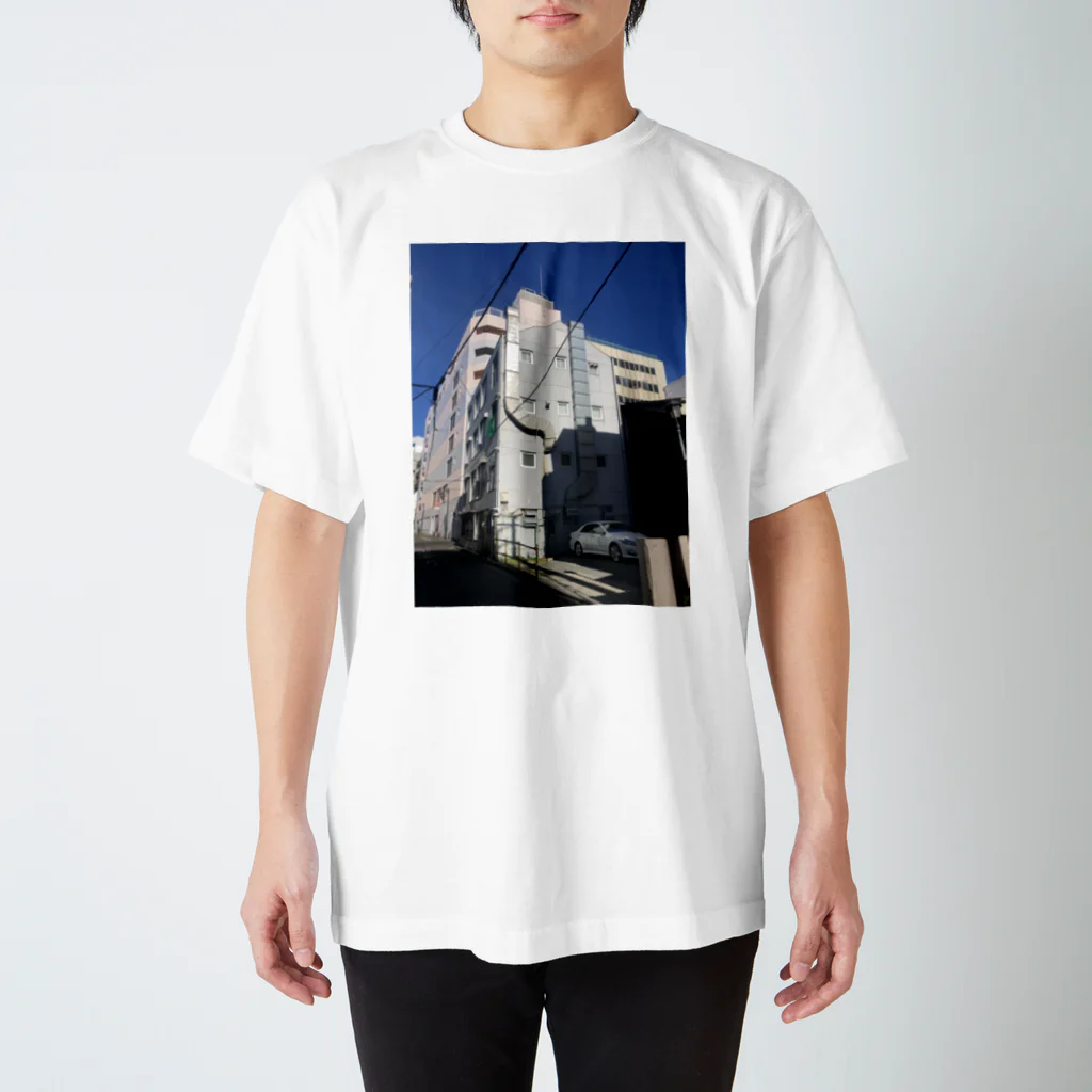 うやうやの藤沢駅の近くののビルの写真 Regular Fit T-Shirt