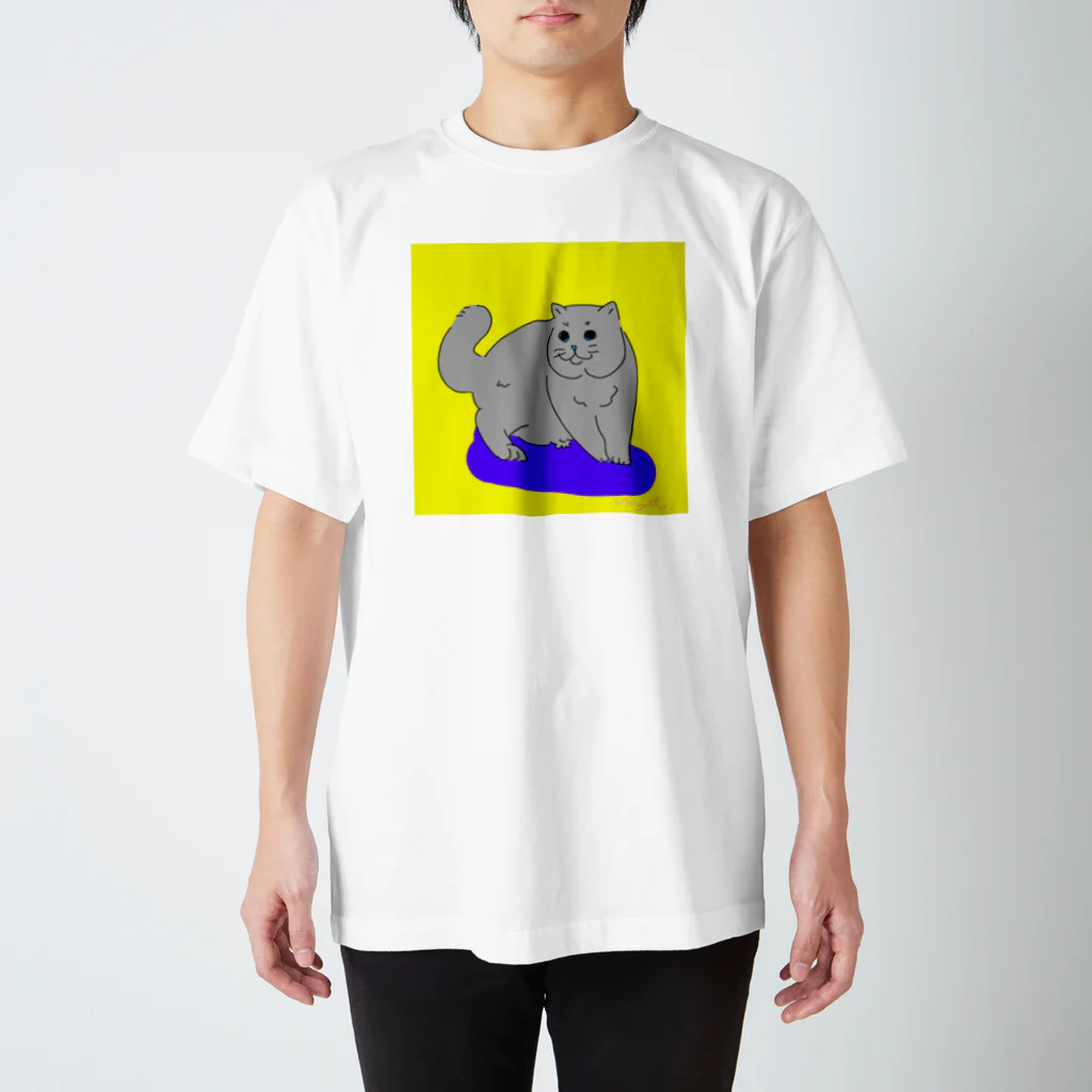 myrmyの王者の風格がある猫 スタンダードTシャツ