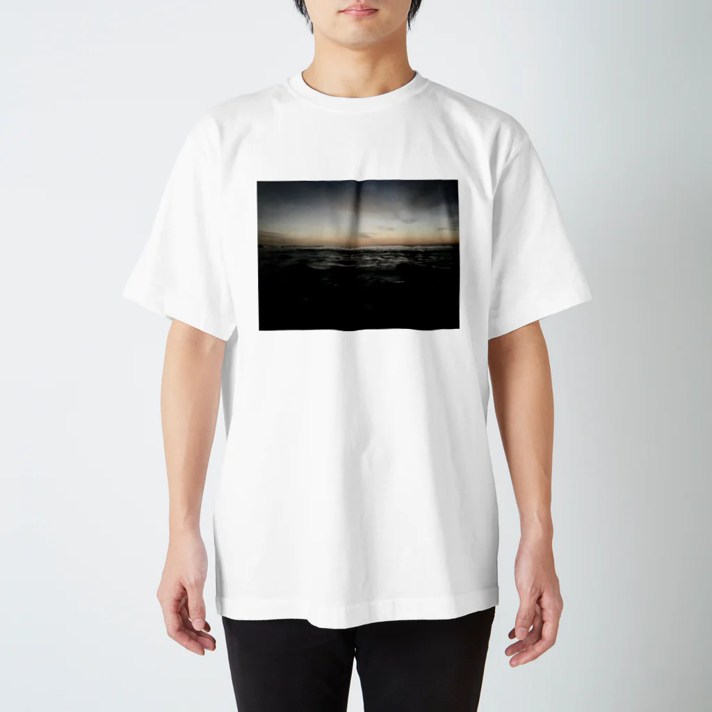ばななまむの明け方の神奈川の海 スタンダードTシャツ
