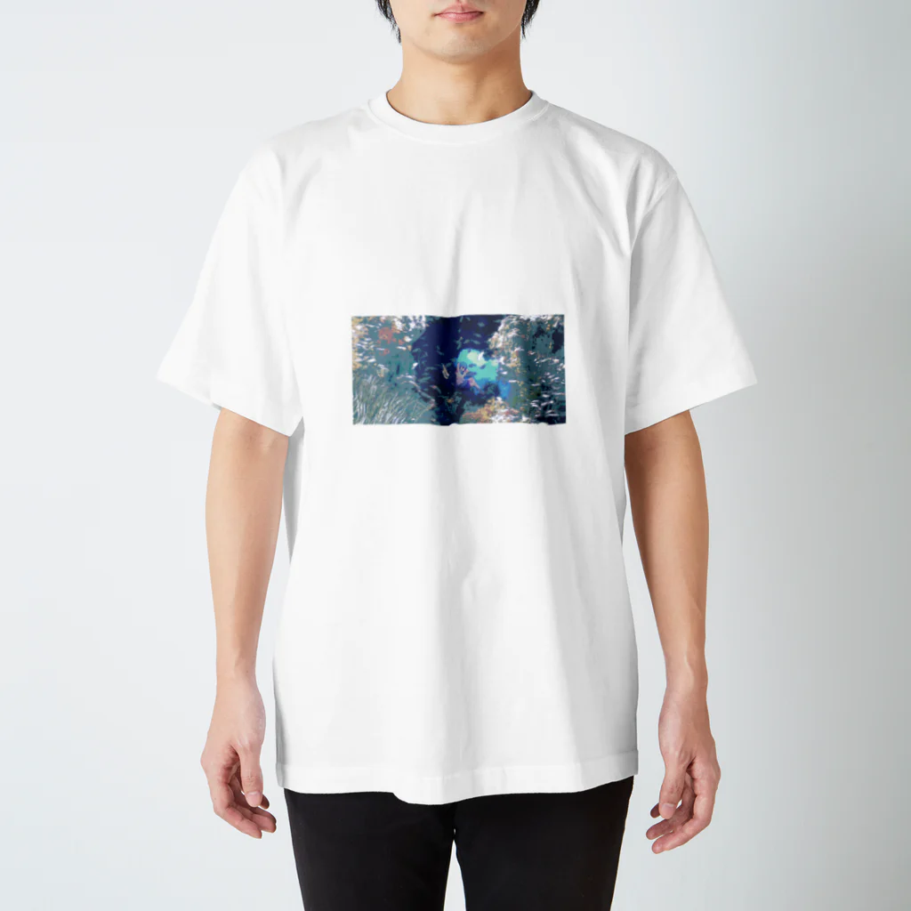 うさぎやの水槽に住んでいる Regular Fit T-Shirt