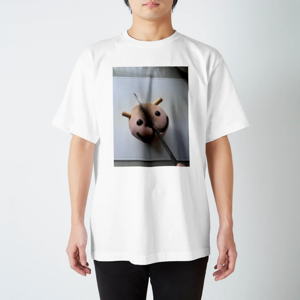 チワワハウスの切られる寸前のパンon the まな板 Regular Fit T-Shirt