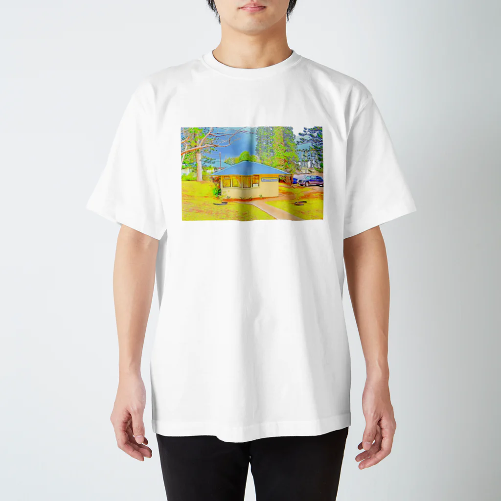 アロハスタイルハワイのラナイ島にある小さく可愛いBank of Hawaii（イラスト） Regular Fit T-Shirt