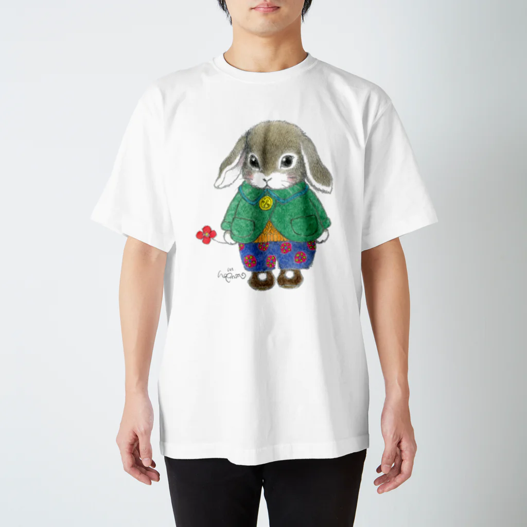 萩岩睦美のグッズショップのTシャツ　うさぎ　緑のコート Regular Fit T-Shirt