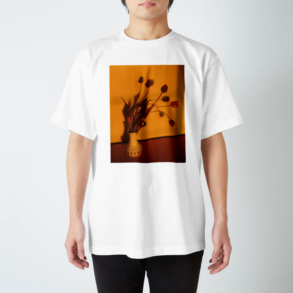 Kensuke HosoyaのTulips at sunrise スタンダードTシャツ