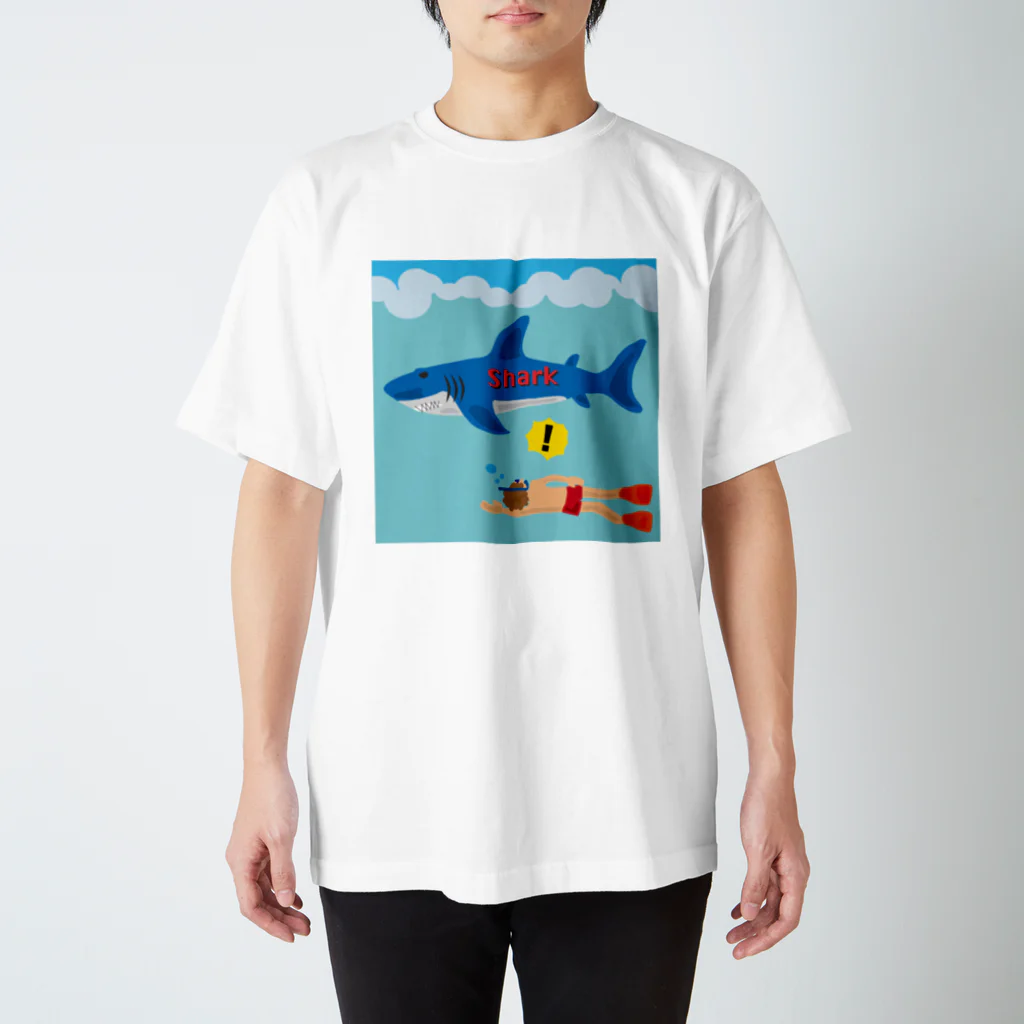 HARRIVERのお絵描き屋さんの海は危険がいっぱい！ Regular Fit T-Shirt