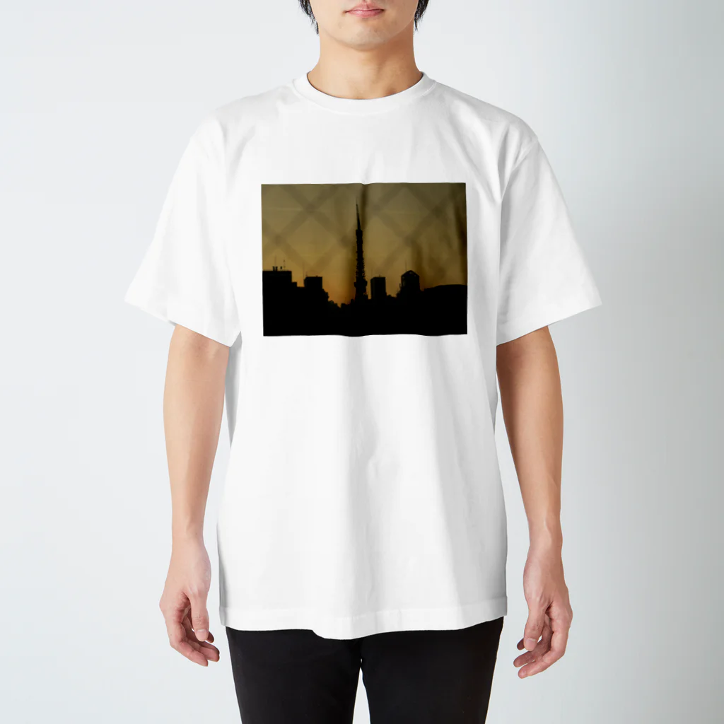 hideackのGaze in awe at the iconic silhouette of Tokyo Tower Regular Fit T-Shirt