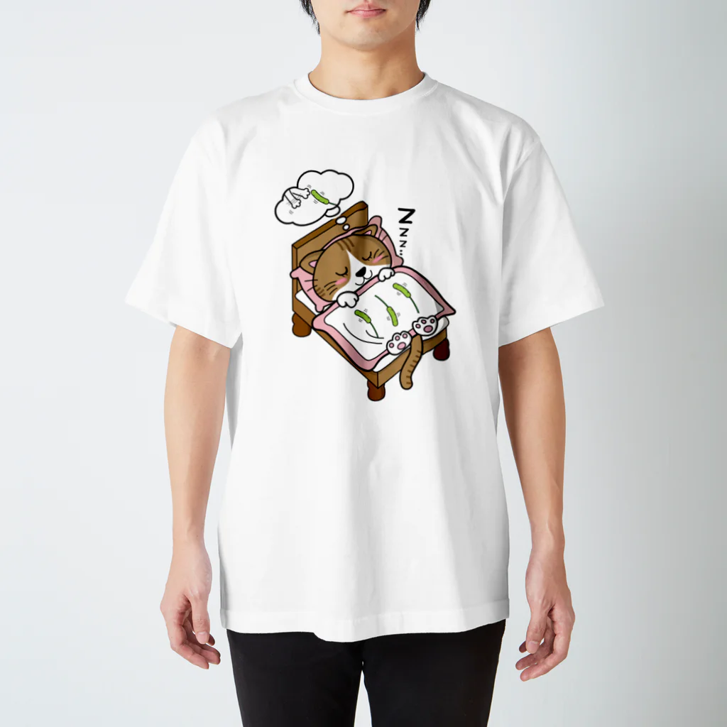 茶々の猫グッズの ベッドで寝る猫(キジトラハチワレ女の子) Regular Fit T-Shirt