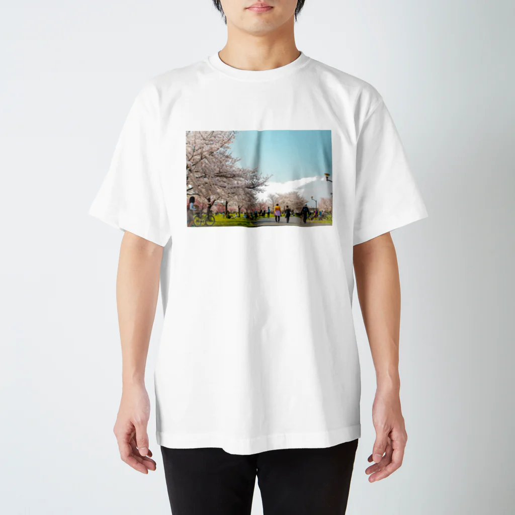 エリザベスゴリラのお花見 スタンダードTシャツ