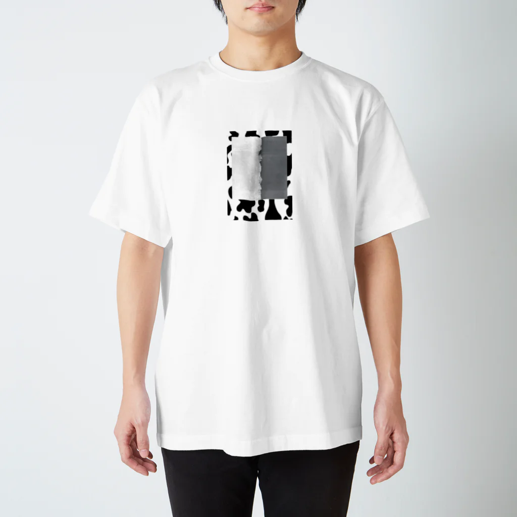 mo_mo_LANDの牛柄モノクロ Regular Fit T-Shirt