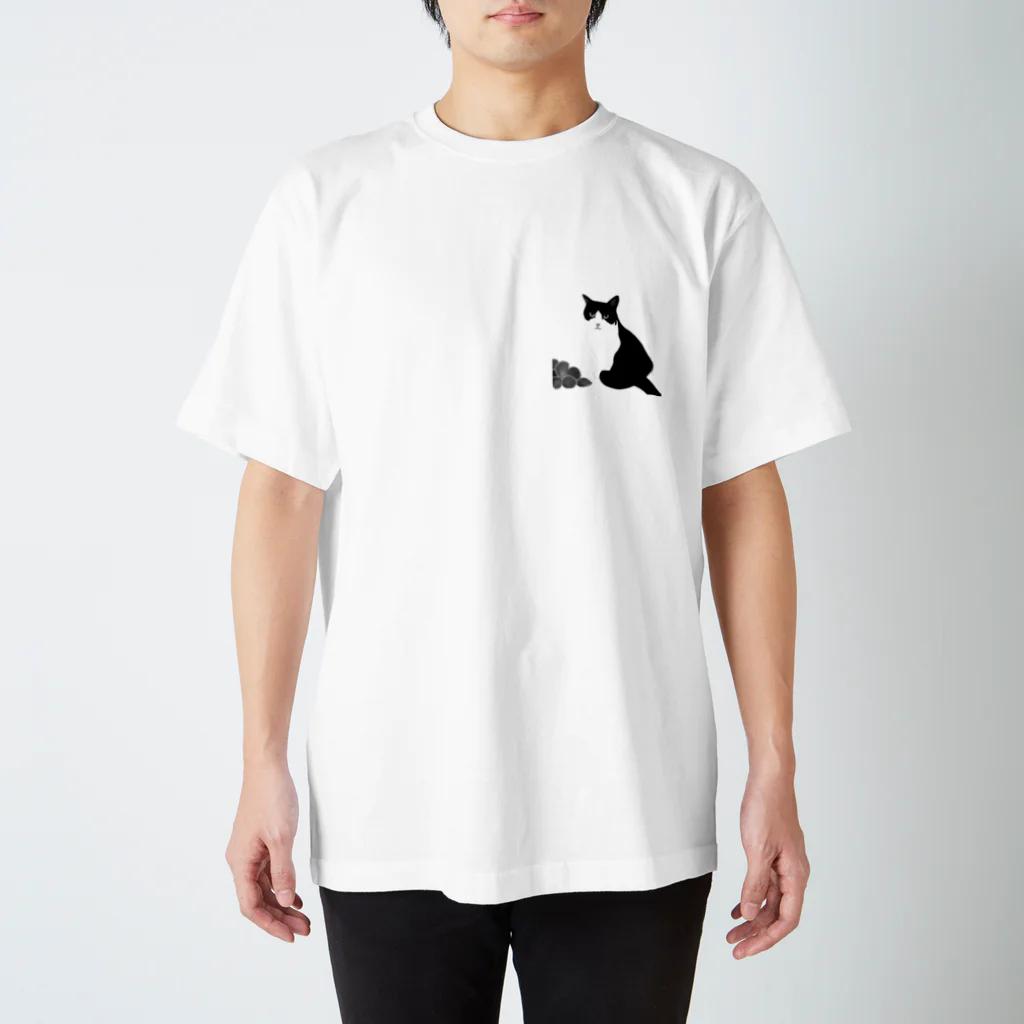 ひげ猫マリオのハチワレ猫 猫山さん モノトーン Regular Fit T-Shirt