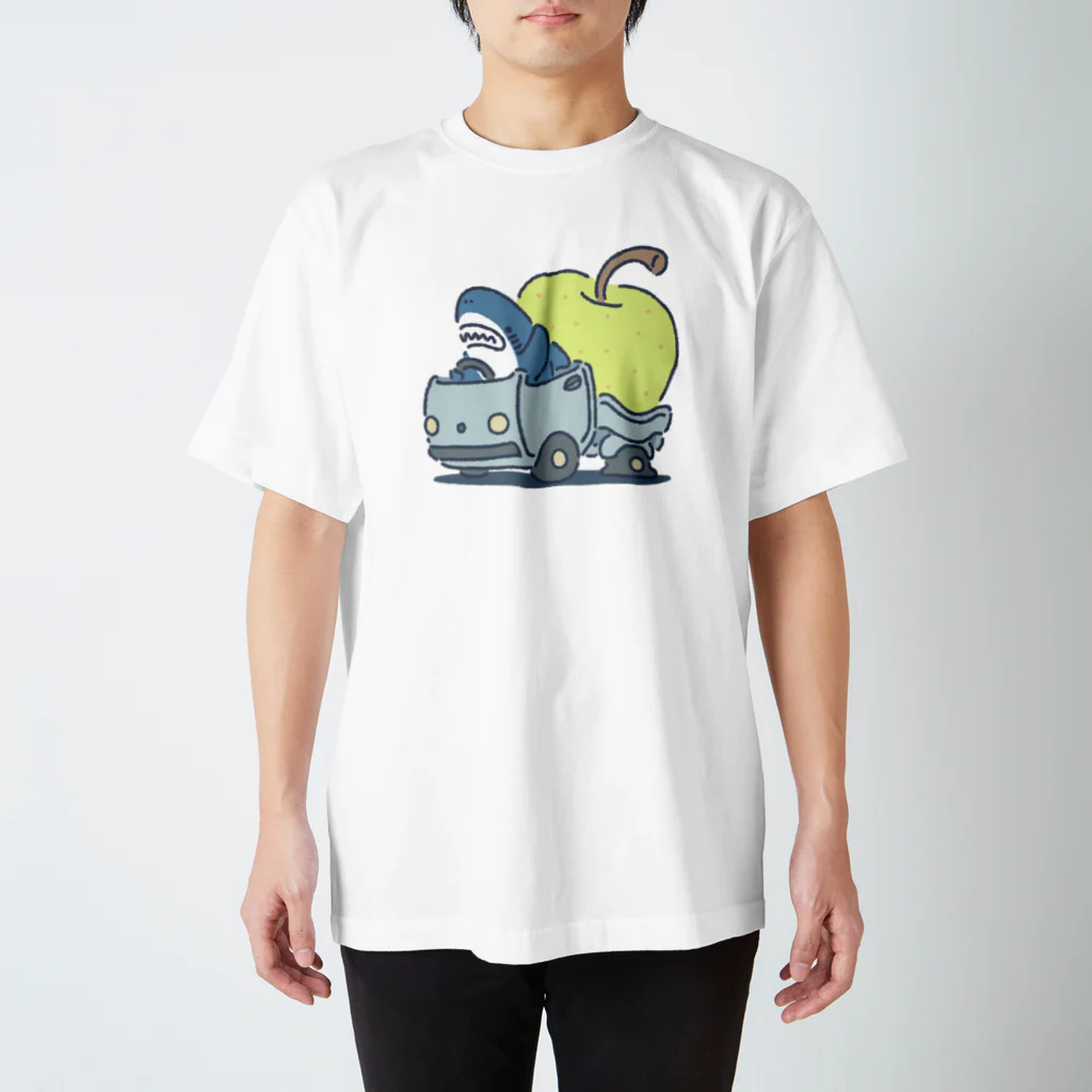 サメ わりとおもいの巨大梨を収穫したサメ スタンダードTシャツ