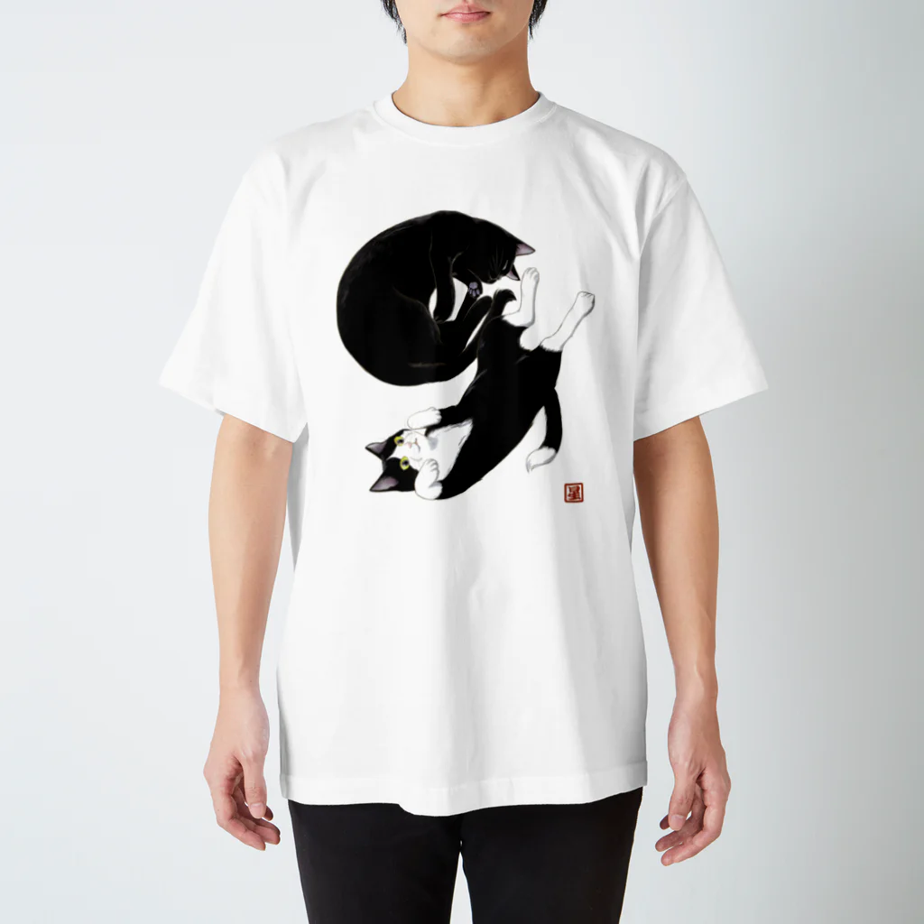 くろねこ倶楽部の黒猫クウとハチワレハチ Regular Fit T-Shirt