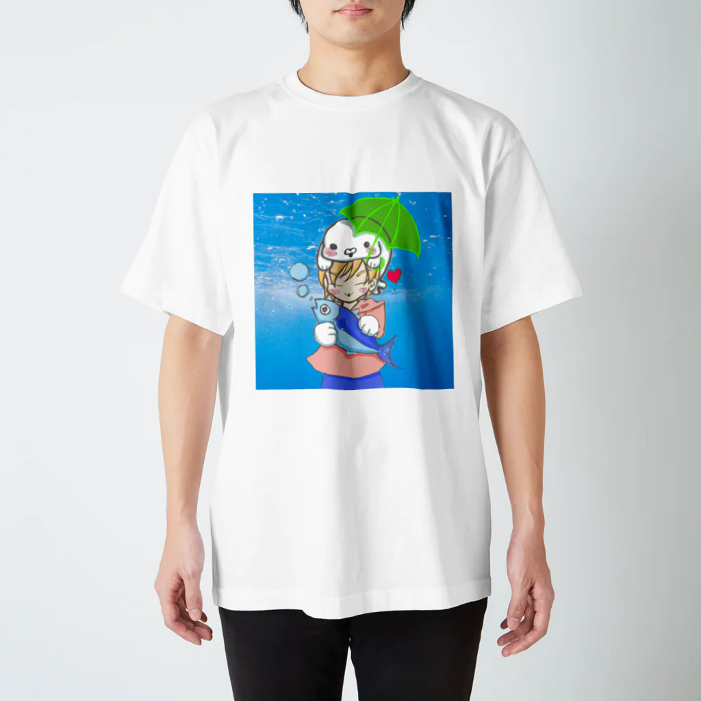 さくらんぼねこの傘をさすアザラシお魚捕まえたよ Regular Fit T-Shirt