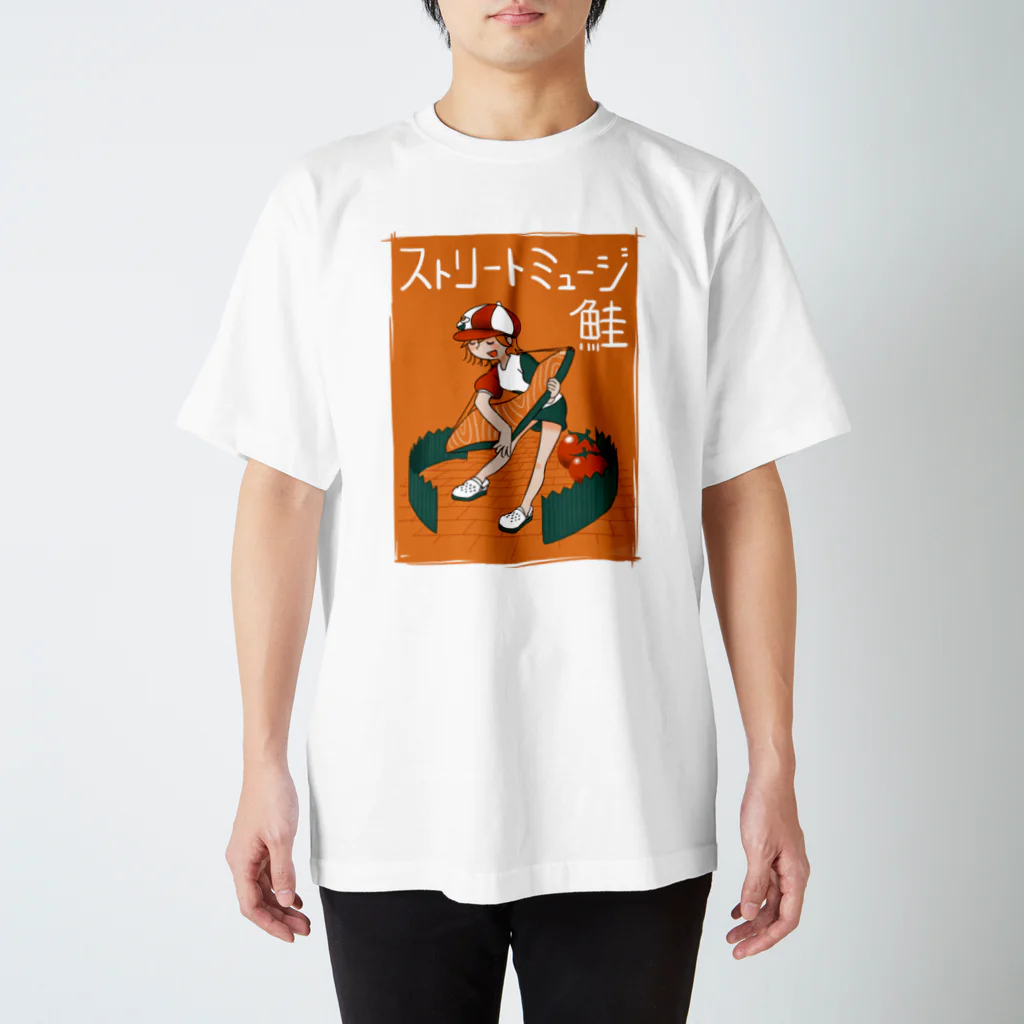 健康的うさぎの【日カンコラボ】ストリートミュージ鮭Tシャツ スタンダードTシャツ