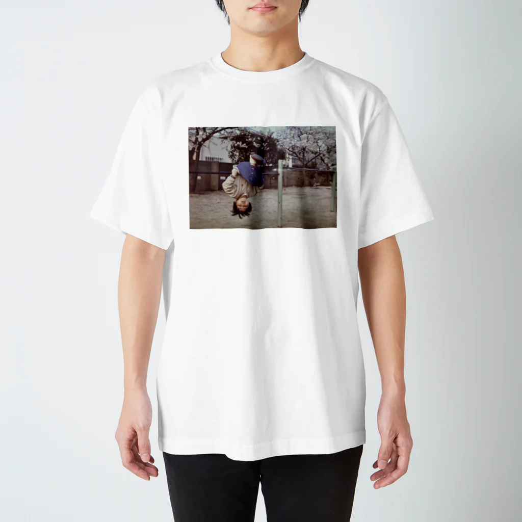 メモリーズの鉄棒 Regular Fit T-Shirt