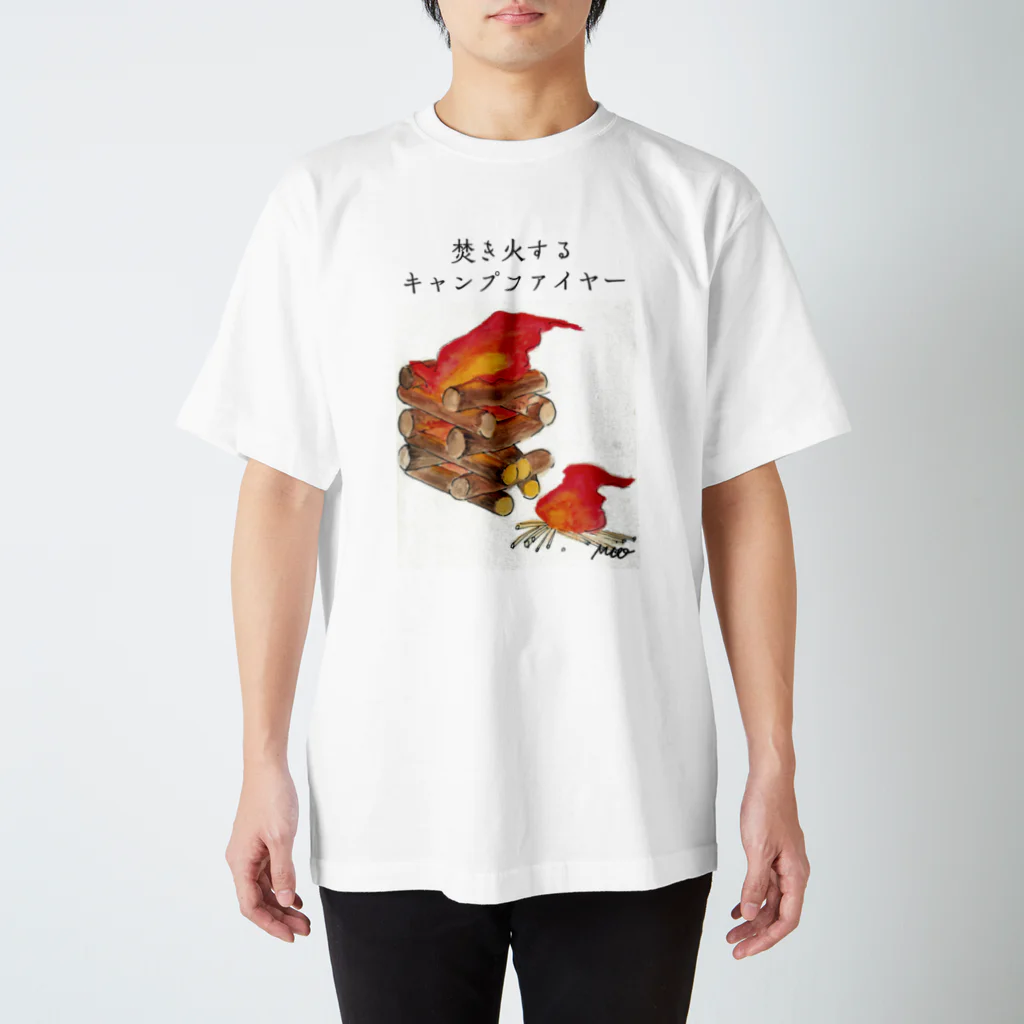 ZAKKA にしくらみおの焚き火するキャンプファイヤー スタンダードTシャツ