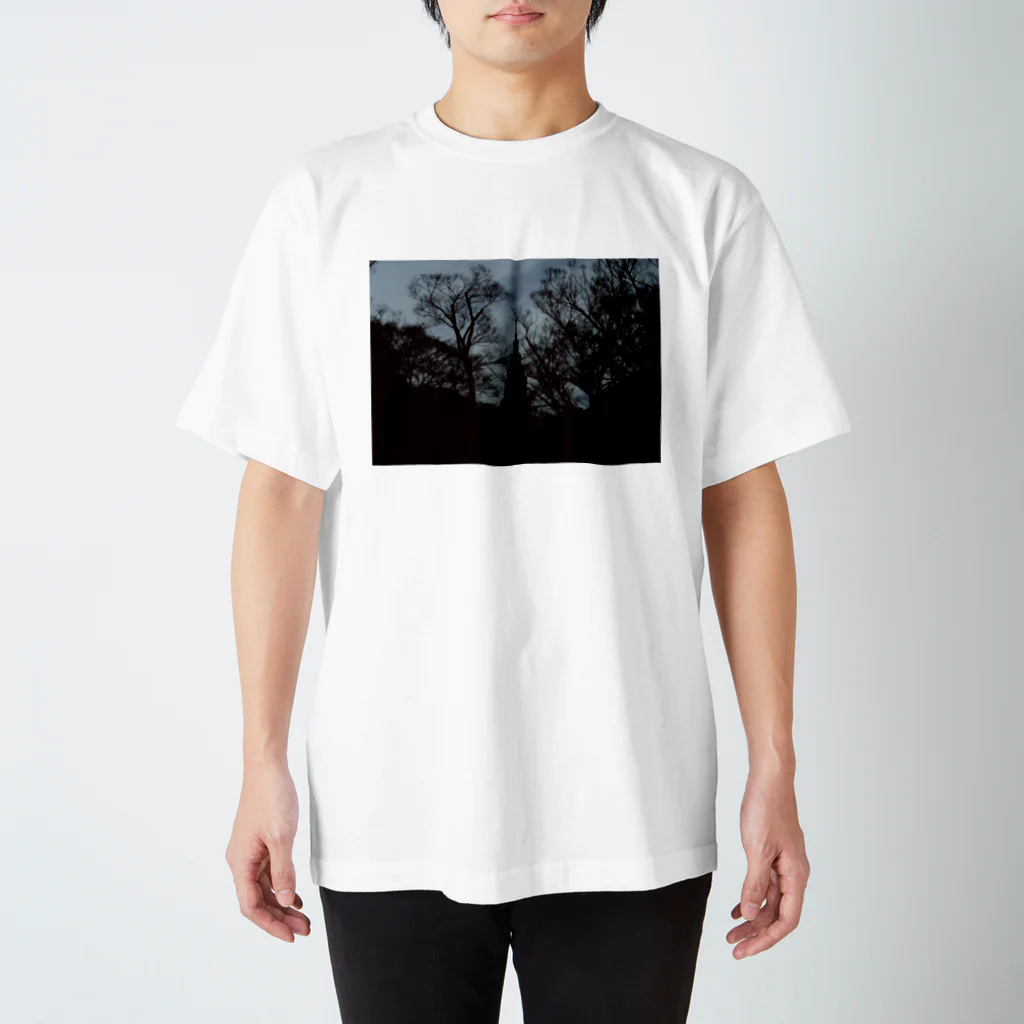 CityPhotoItemsの森とビルのシルエット Regular Fit T-Shirt