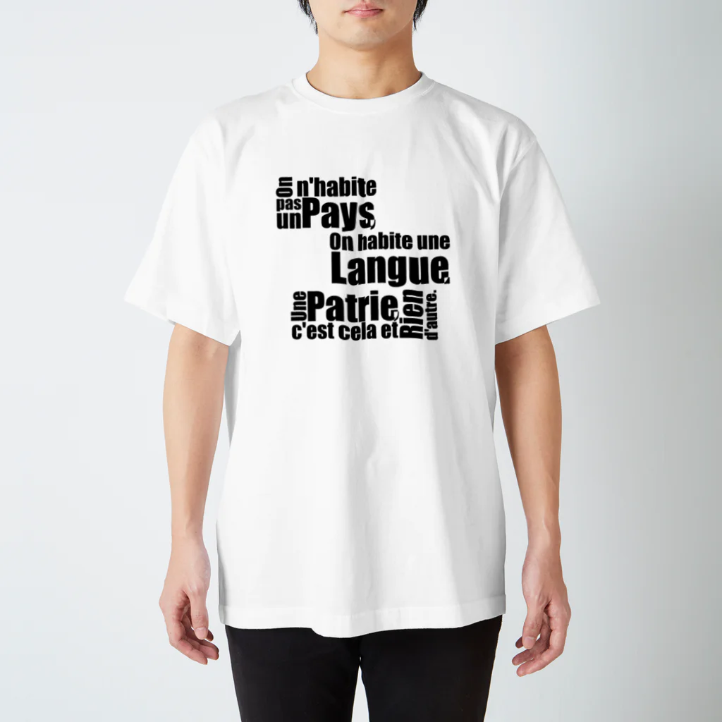 言語系グッズを作ってみるショップのOn n'habite pas un pays, on habite une langue. Une patrie, c'est cela et rien d’autre. Regular Fit T-Shirt