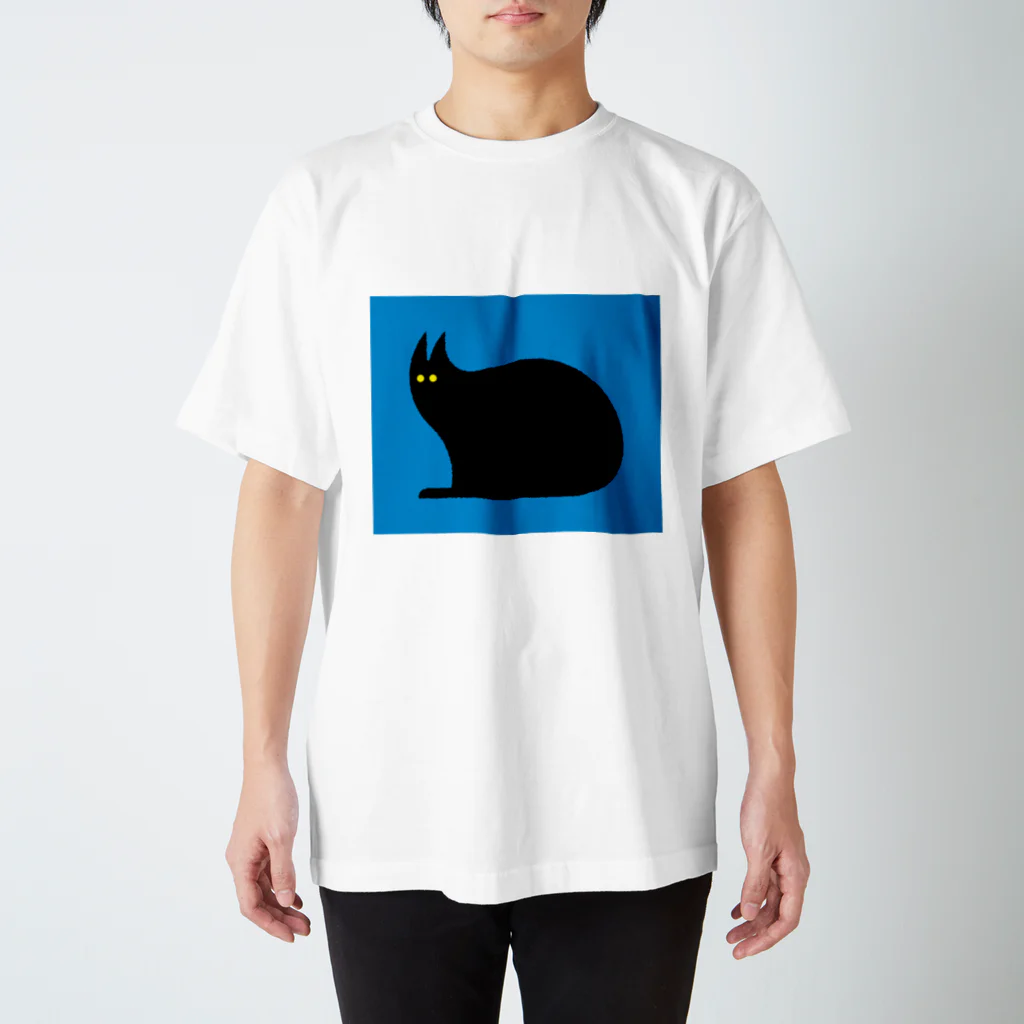 白旗の黒猫（青） Regular Fit T-Shirt