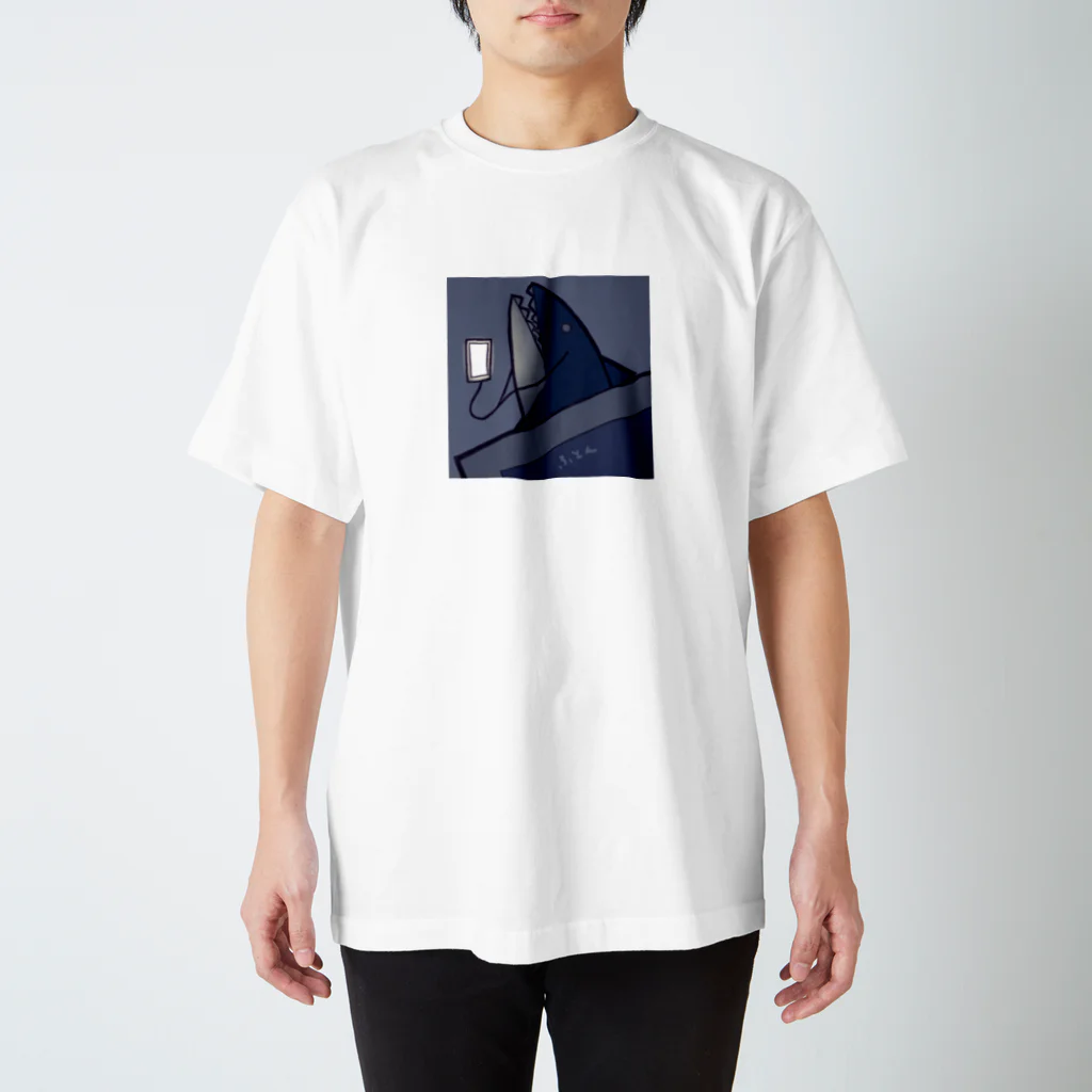 おやすみさかなのおふとんでえっちな音声を聞くサメ Regular Fit T-Shirt