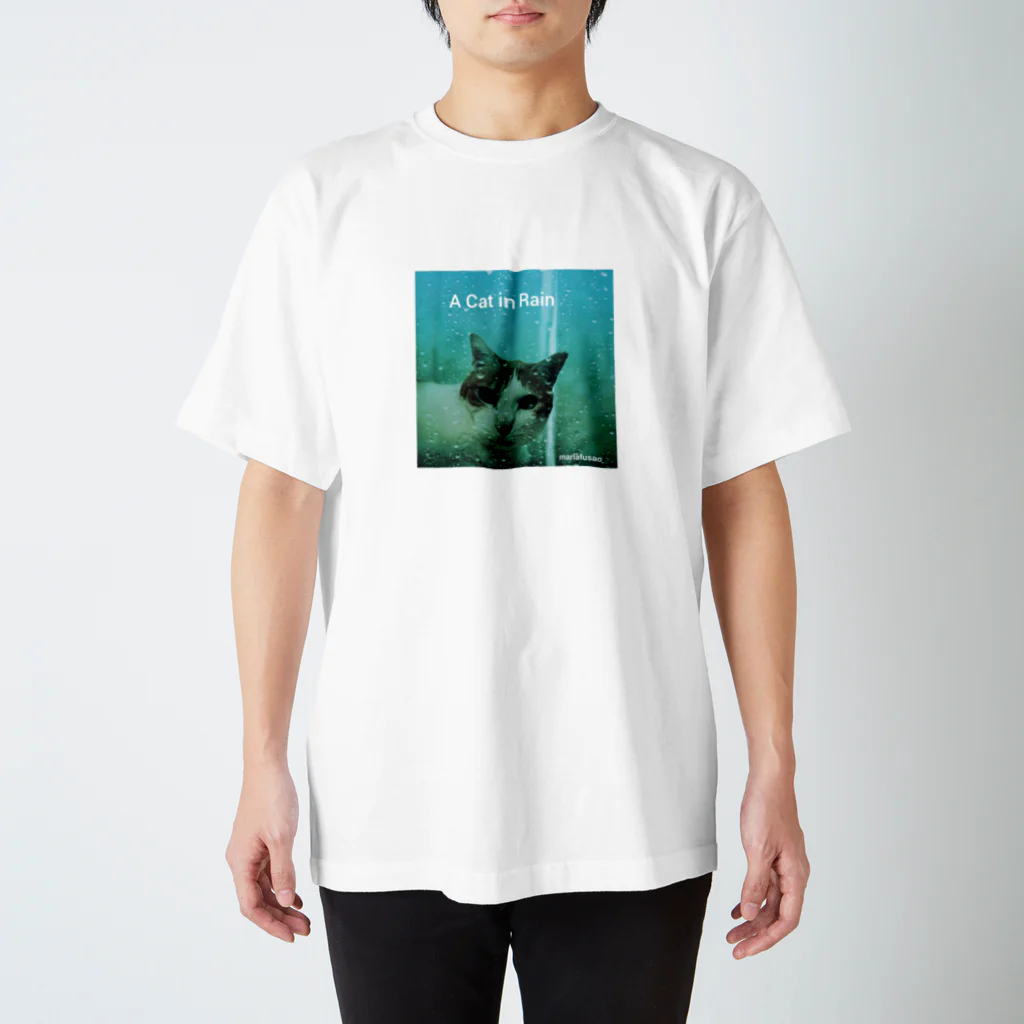 葉のり猫ショップのA Cat in Rain Tシャツ Regular Fit T-Shirt