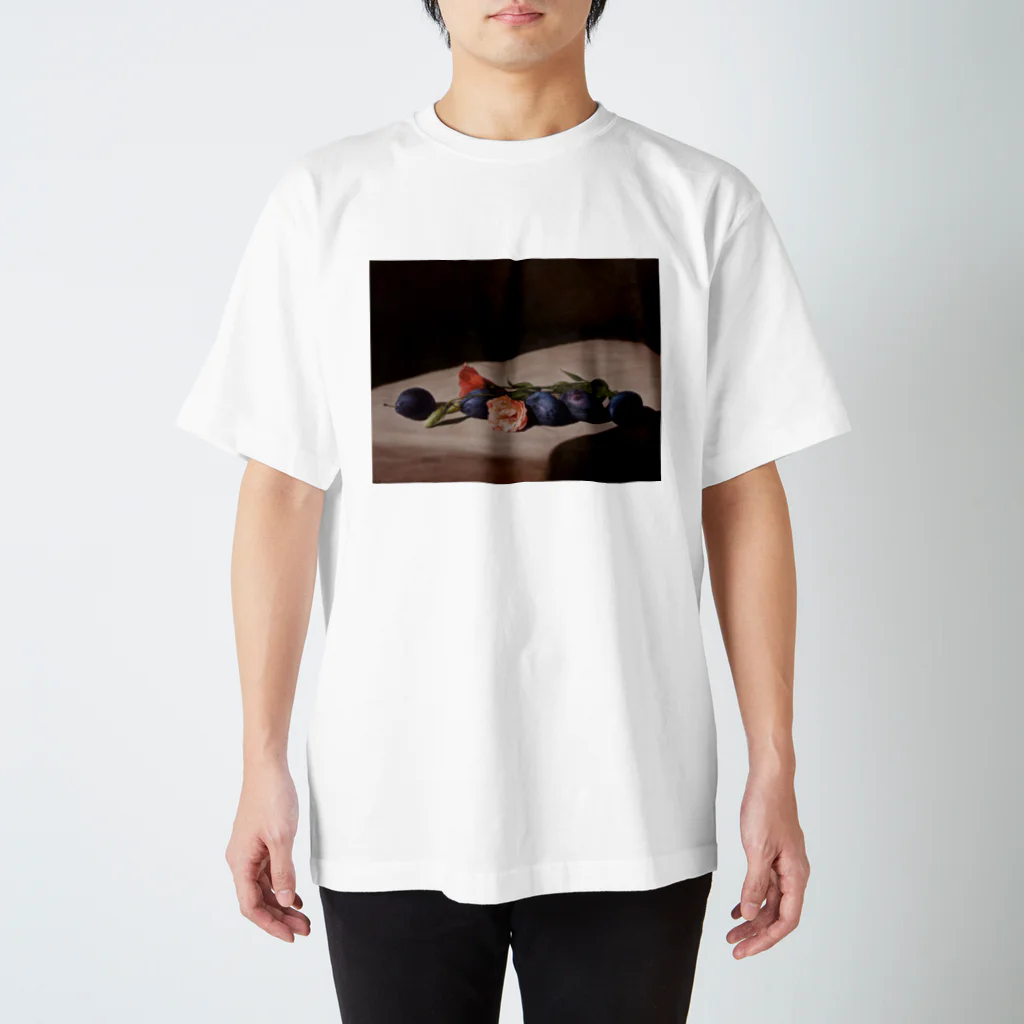 Sometimes Galleryの右端のプルーンが今にも落下しそう Regular Fit T-Shirt