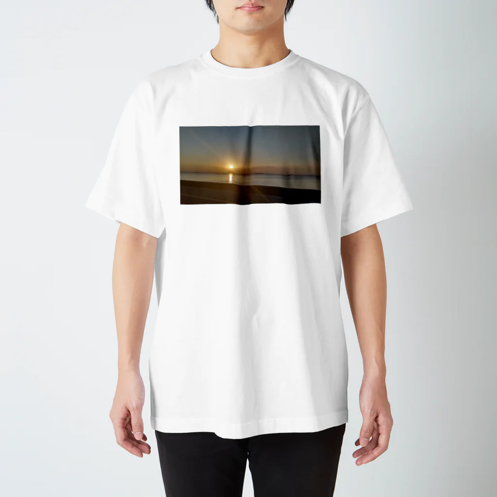 ももたんの早朝の海辺 Regular Fit T-Shirt