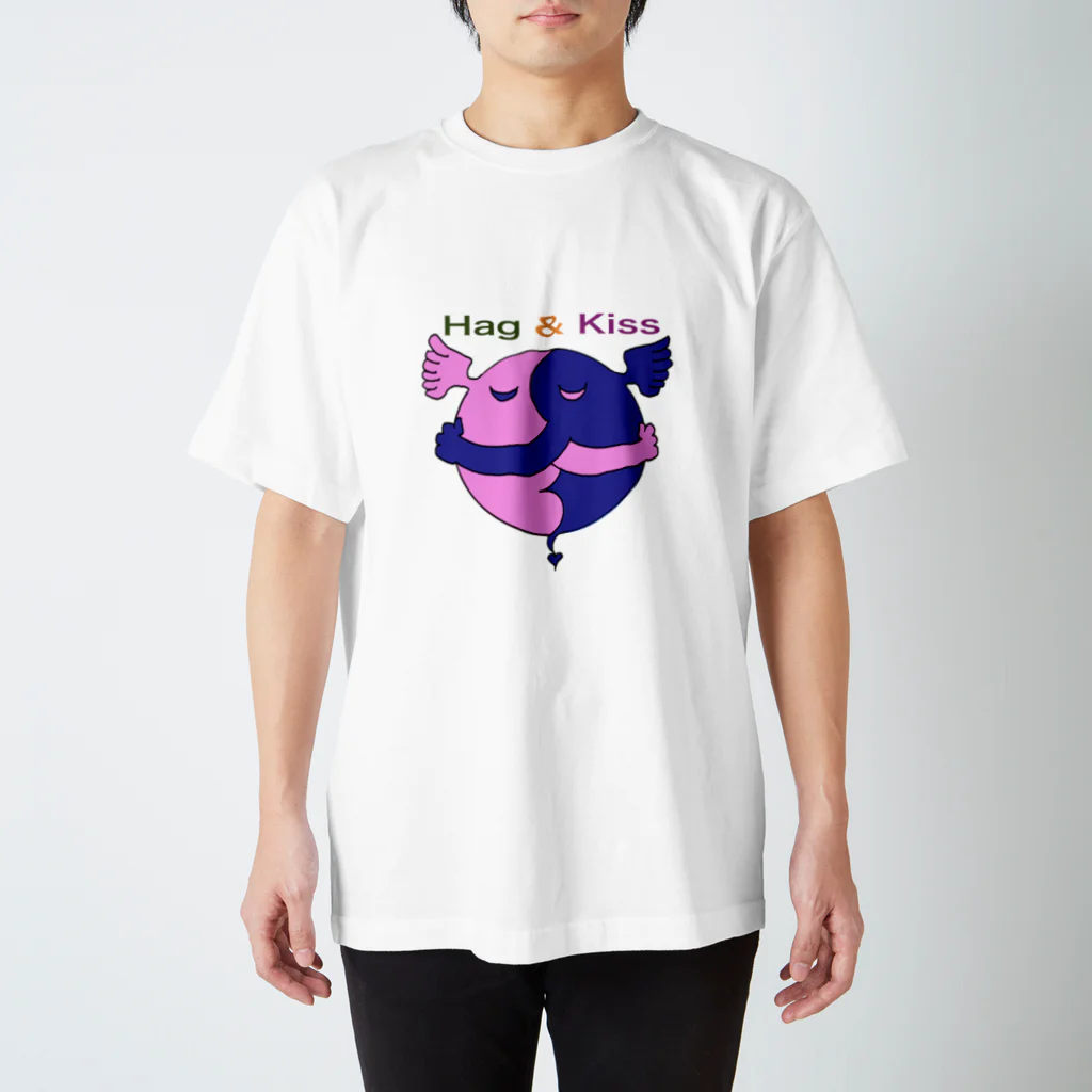 ヤマダノベル(よしみ)のHag & kiss(ハグ＆キス) Regular Fit T-Shirt