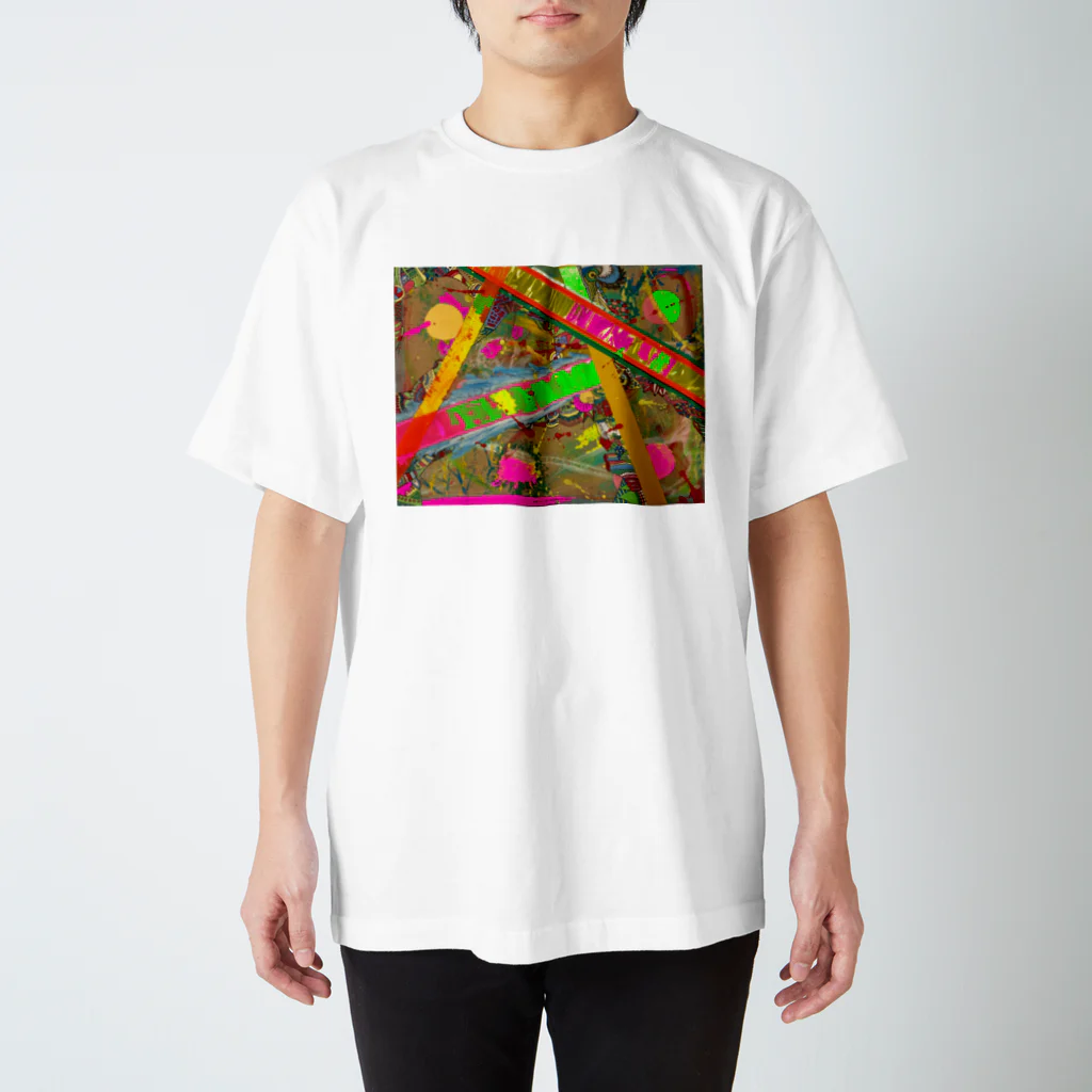 夕暮れ社のフライデーナイト【オリジナルグッズ】の向井のアート品Remix Regular Fit T-Shirt