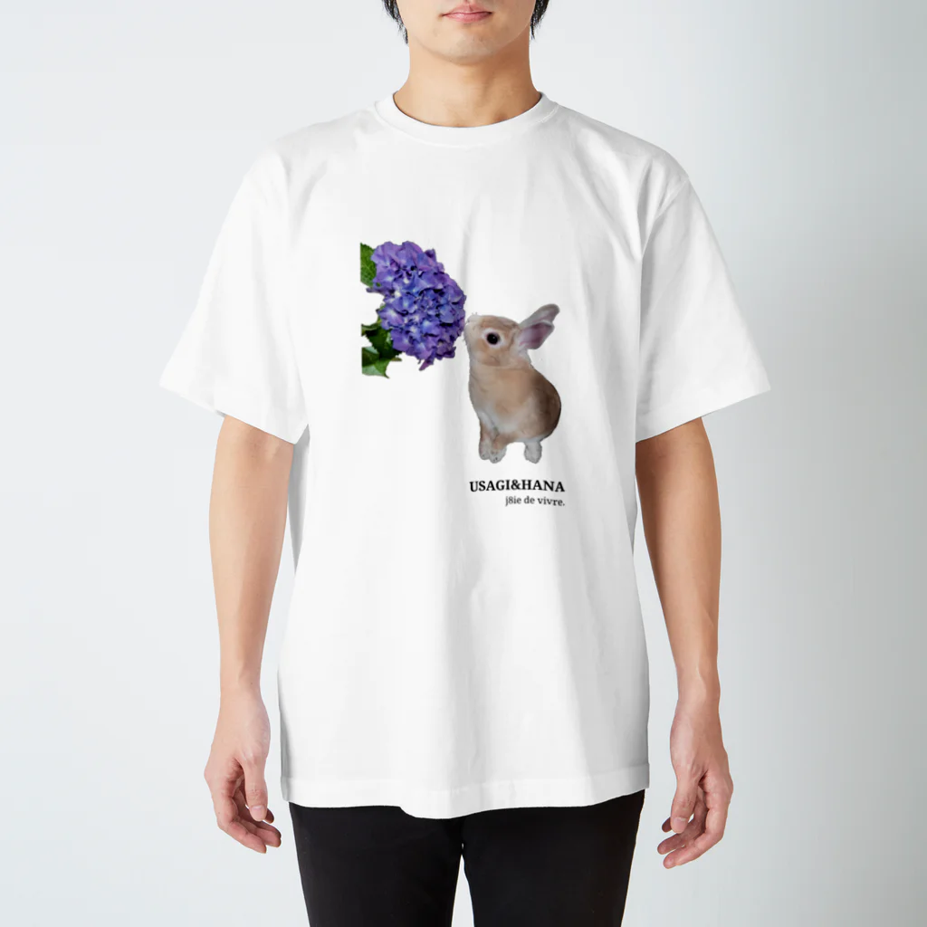 j8ie de vivre♪のうさぎと花　初めて紫陽花と出会ったうさぎ スタンダードTシャツ