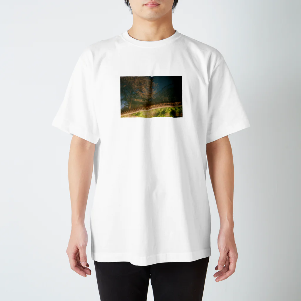 maloto_onlineの水面に映った桜 Regular Fit T-Shirt