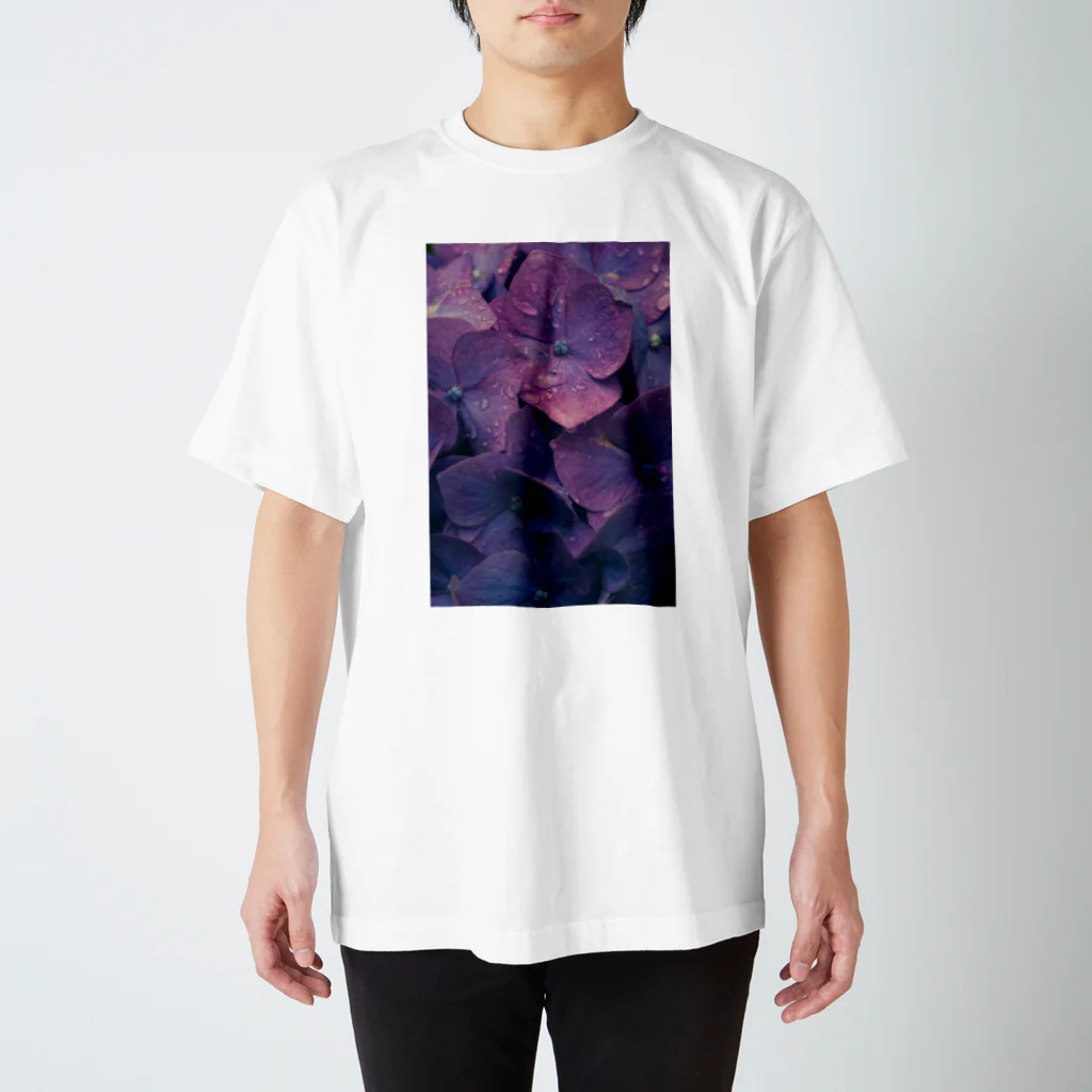 うめちゃんショップの紫色の紫陽花 Regular Fit T-Shirt