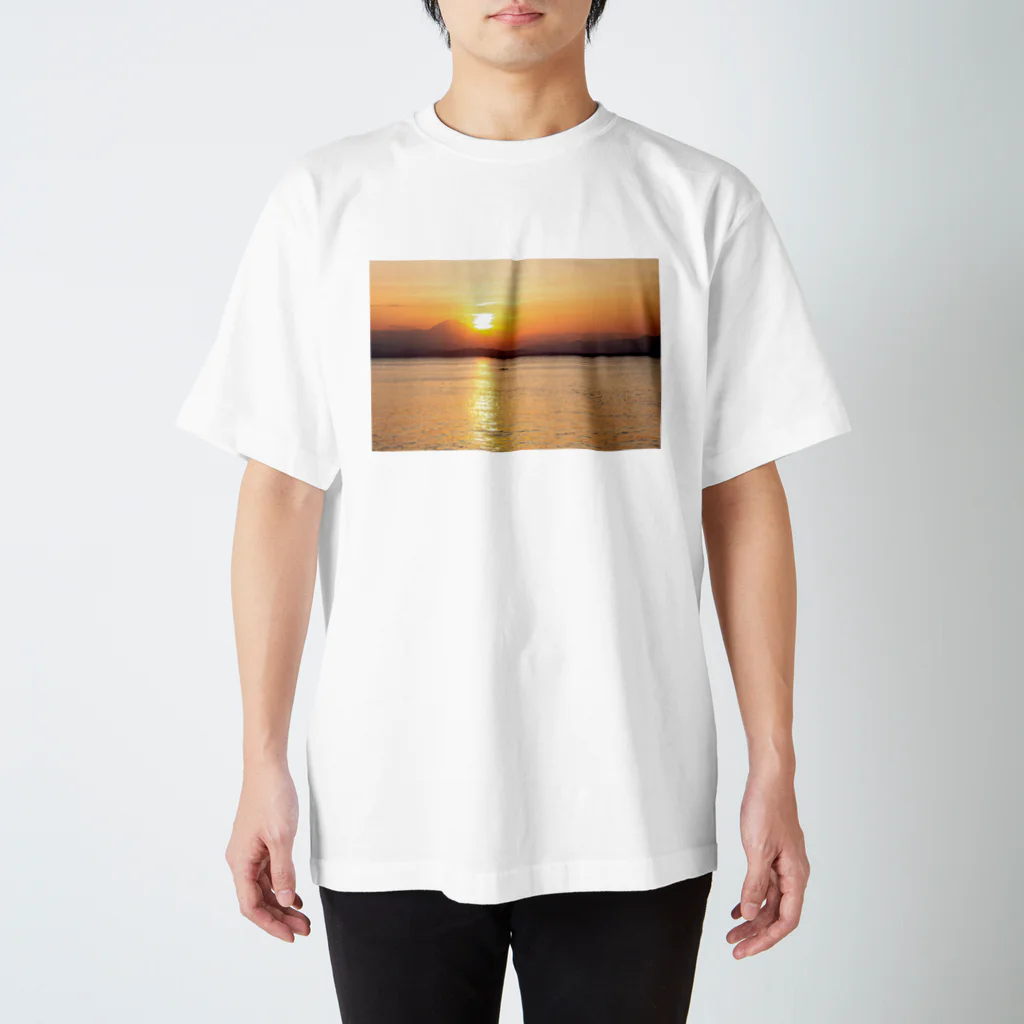 うさぎのおさんぽの夕焼け Regular Fit T-Shirt