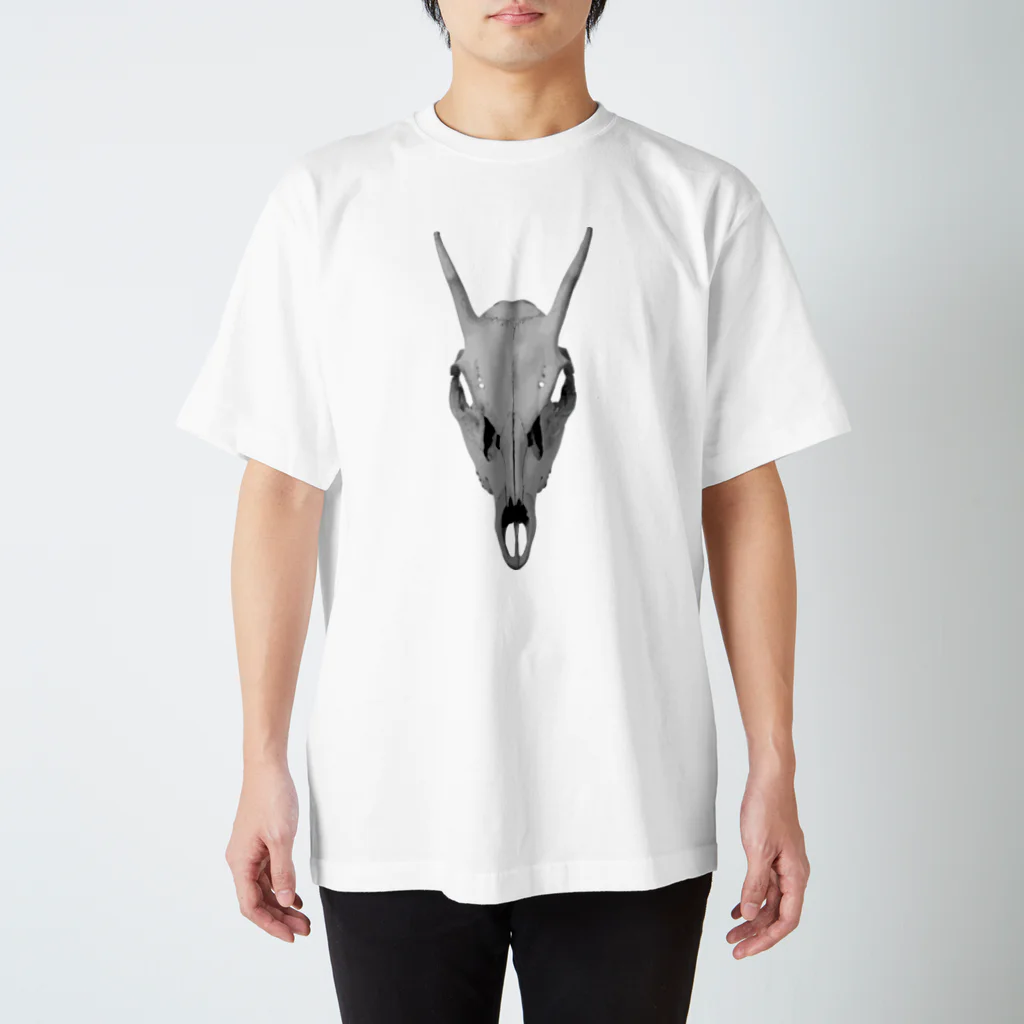 スカルフィリアの見つめる鬼角の鹿 Regular Fit T-Shirt