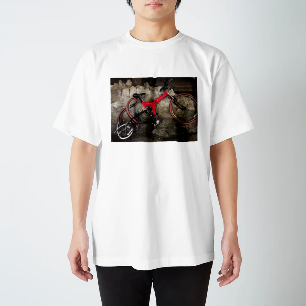 ヨニキ公式ショップの後輪がぐちゃぐちゃになった自転車 Regular Fit T-Shirt