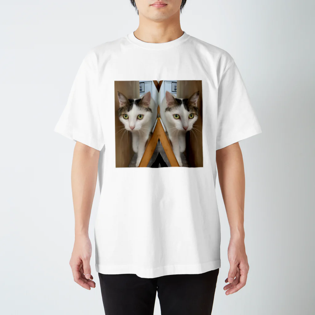 りるの迫り来るねこ Regular Fit T-Shirt