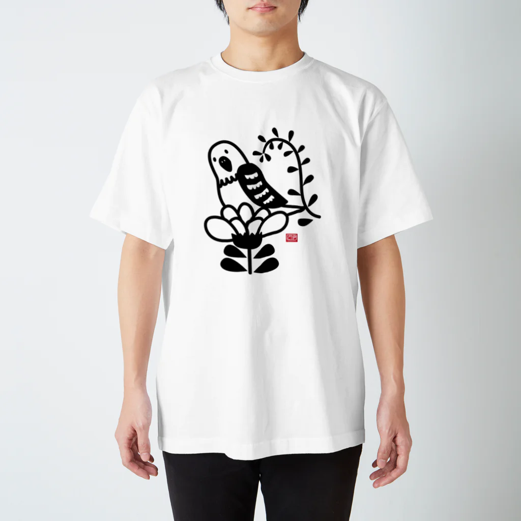 sun san sanの花に座っているインコさん Regular Fit T-Shirt