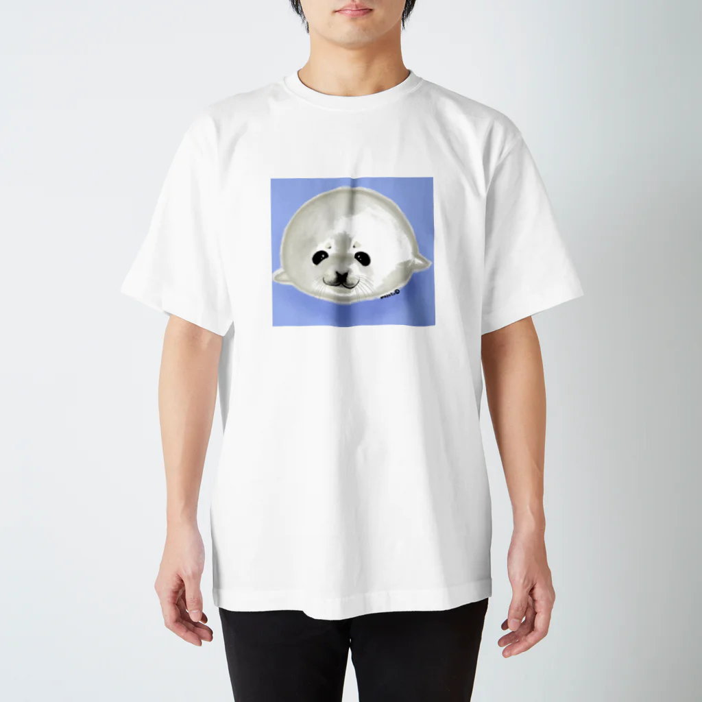 napuripu🐾のベビーアザラシ背景あり スタンダードTシャツ