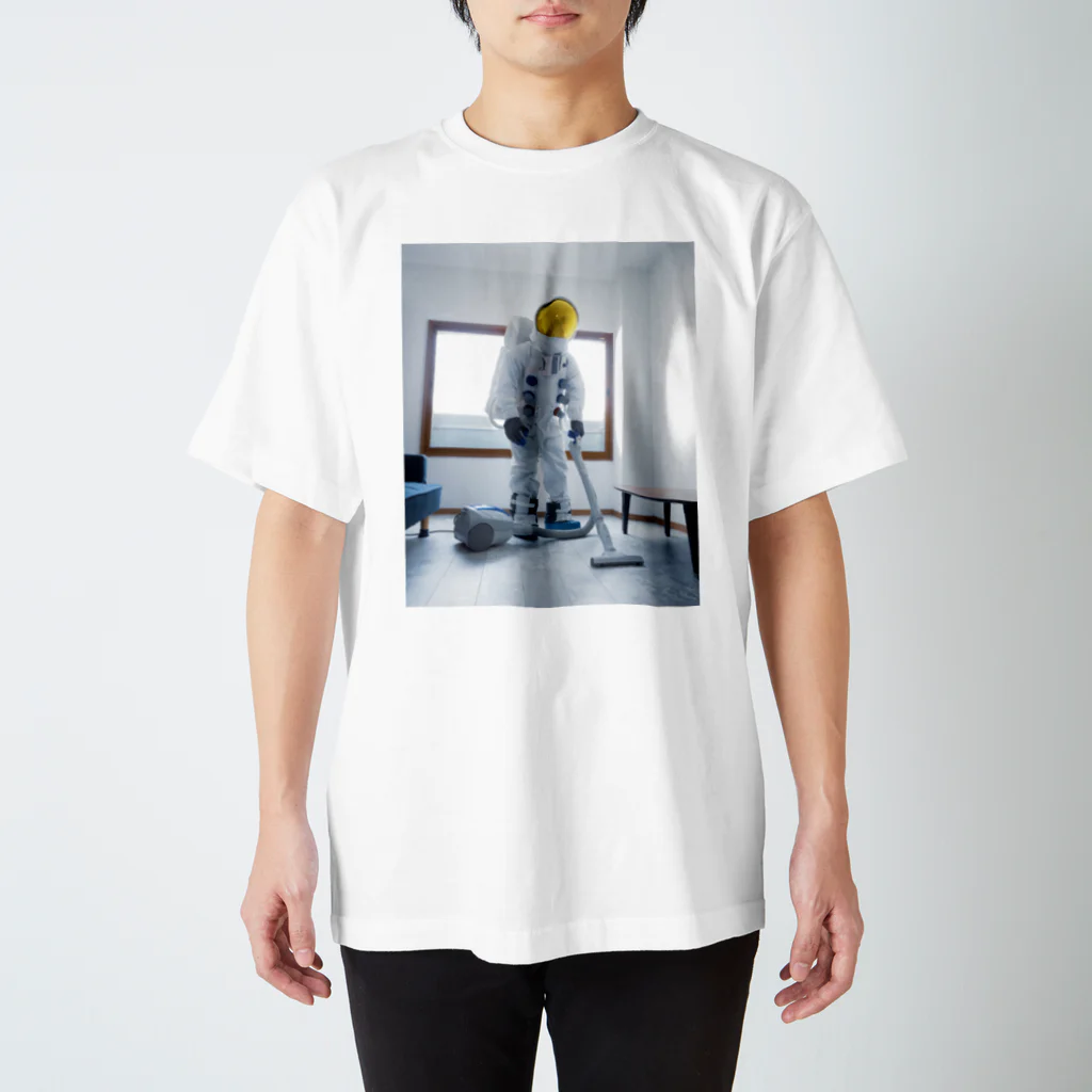 宇宙飛行士の日常の掃除機をかける宇宙飛行士 スタンダードTシャツ