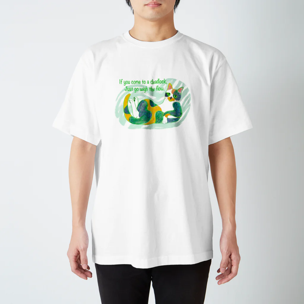 Annaの寝そべる三毛猫 Regular Fit T-Shirt