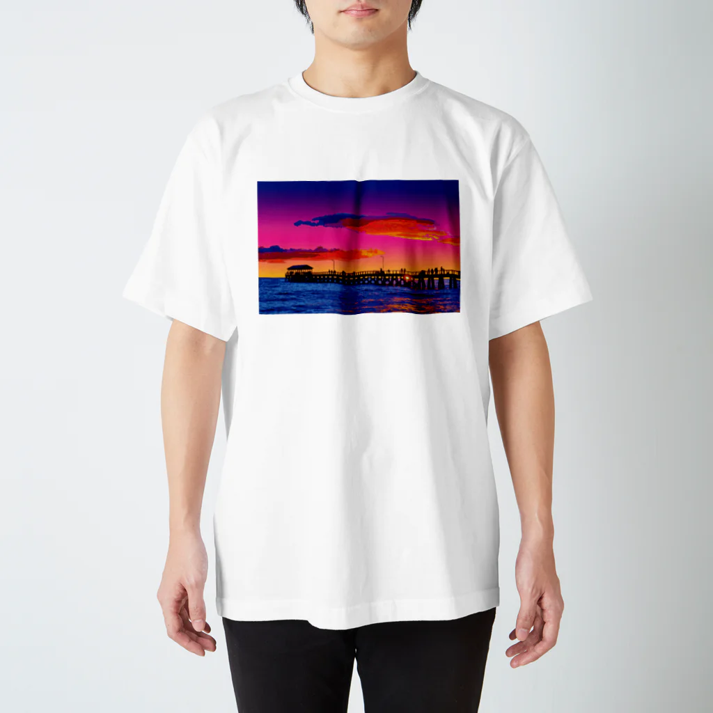 GALLERY misutawoのオーストラリア 夕暮れのヘンリービーチ桟橋 スタンダードTシャツ