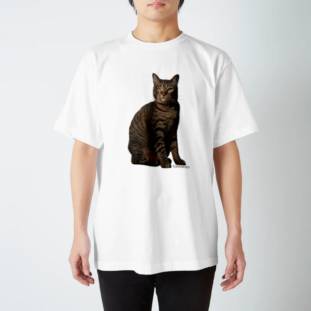 注文の多い喫茶店　虎猫軒のtoraneko「にゃたろう」ポートレイト スタンダードTシャツ