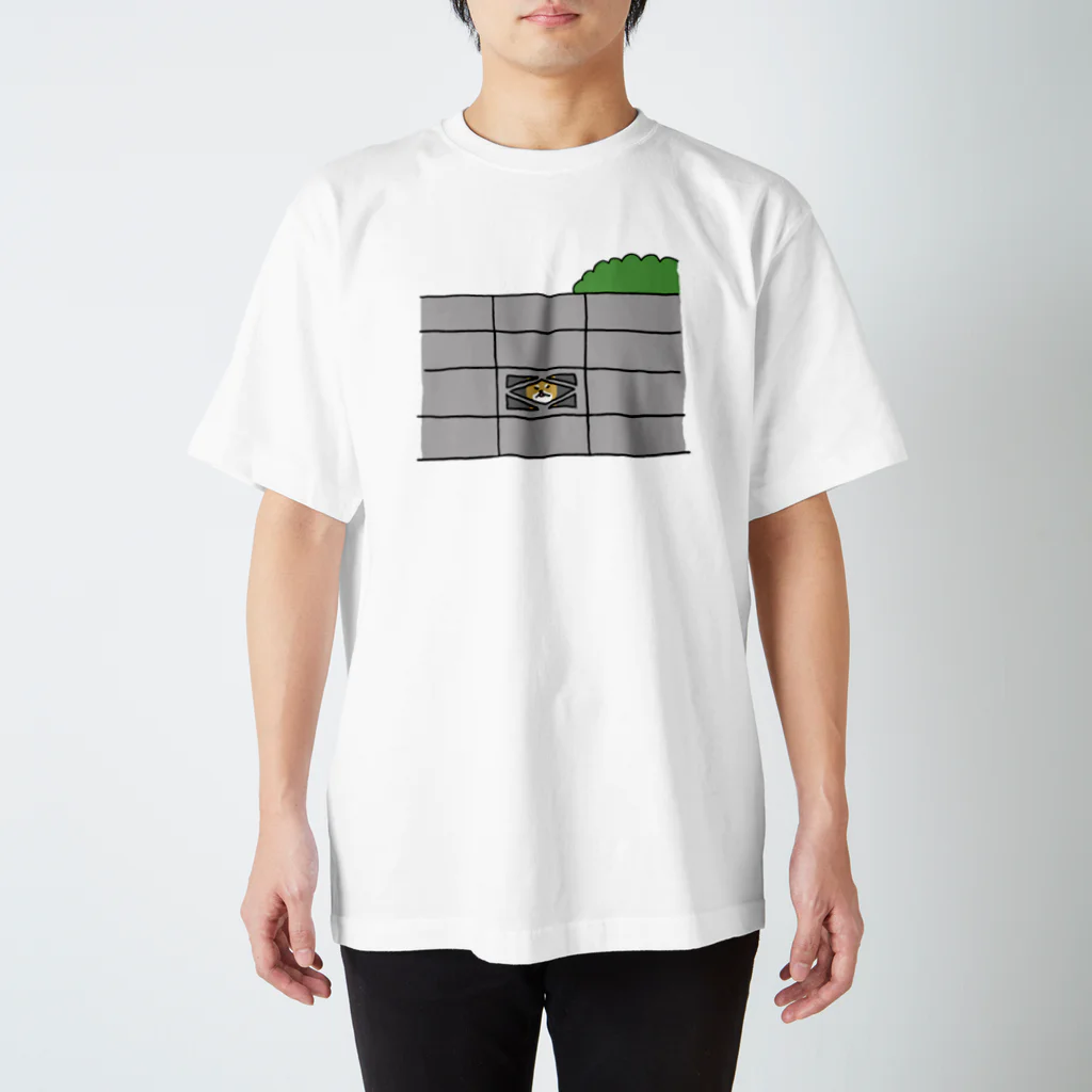 かいわれちゃんのブロック塀と柴犬 Regular Fit T-Shirt